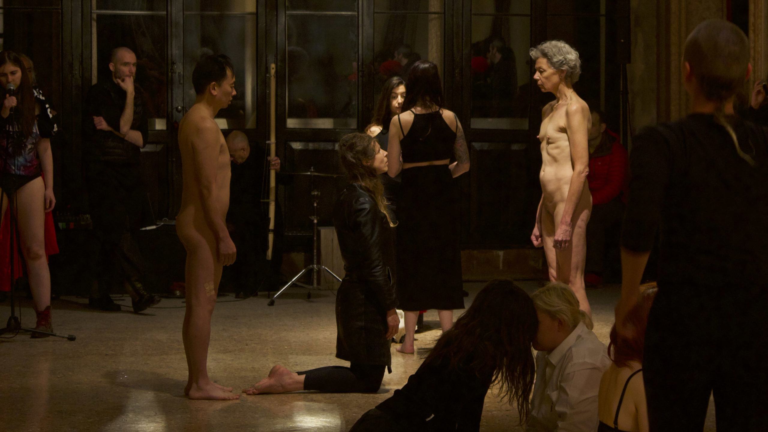 https://mukarno.com/wp-content/uploads/2020/08/MukarnoRood-e1689388576334.png | Philemon Mukarno Performance Artist