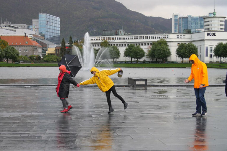 Philemon Mukarno Performance Art Open session Bergen(2017)1h at PAB Open Festival 2017, Bergen, Norway.