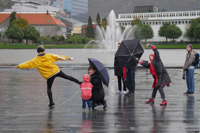 Philemon Mukarno Performance Art Open session Bergen(2017)1h at PAB Open Festival 2017, Bergen, Norway.