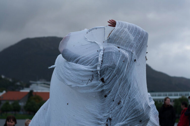Philemon Mukarno Performance Art Open session Bergen(2017)1h at PAB Open Festival 2017, Bergen, Norway.