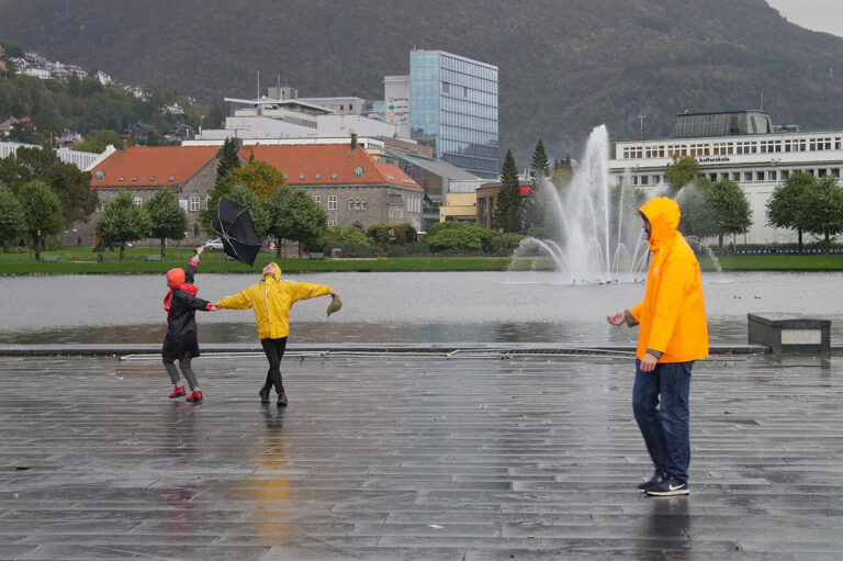 Philemon Mukarno Performance Art Open session Bergen(2017)1h at PAB Open Festival 2017, Bergen, Norway.