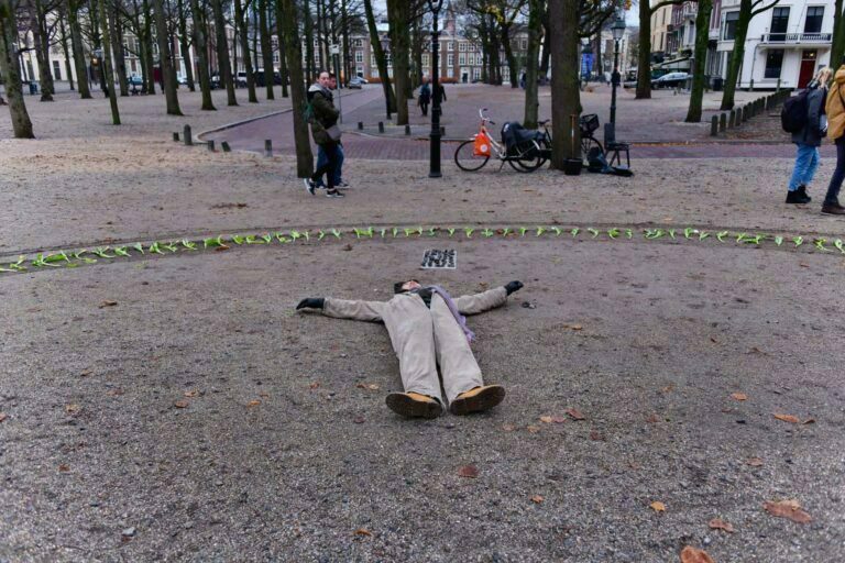 Philemon Mukarno Performance Art War flowers (2018)2h The Embodiment of Time Festival, Het Lange Voorhout, The Hague, Netherlands.