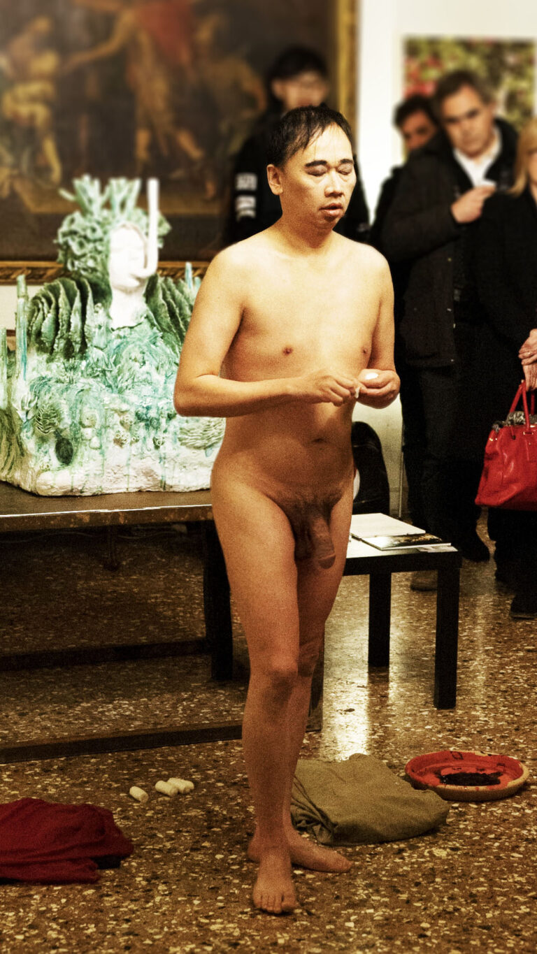 Philemon Mukarno Performance Art Liquid Air (2017)'30 The Labyrinth it's Liquid International Art Show Palazzo Ca’ Zanardi, Venezia, Italia.