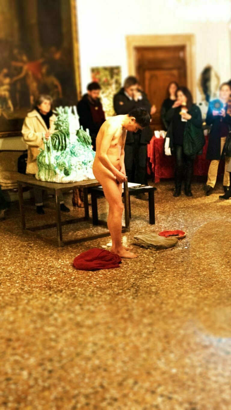 Philemon Mukarno Performance Art Liquid Air (2017)'30 The Labyrinth it's Liquid International Art Show Palazzo Ca’ Zanardi, Venezia, Italia.