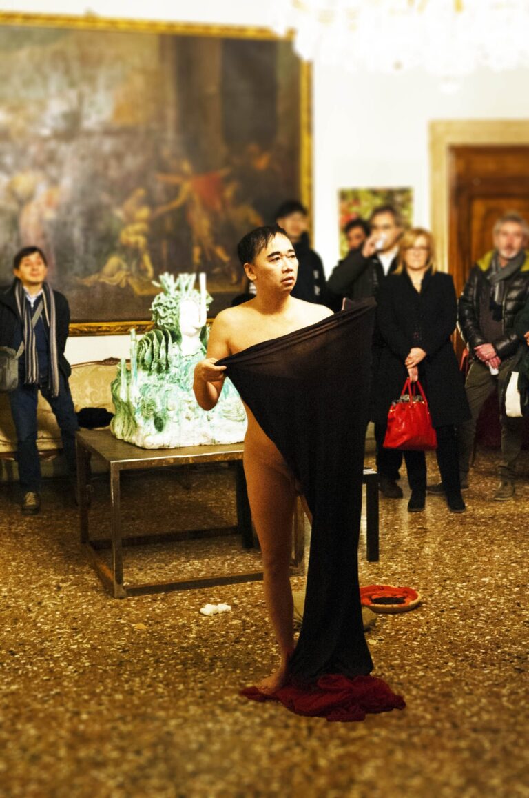 Philemon Mukarno Performance Art Liquid Air (2017)'30 The Labyrinth it's Liquid International Art Show Palazzo Ca’ Zanardi, Venezia, Italia.