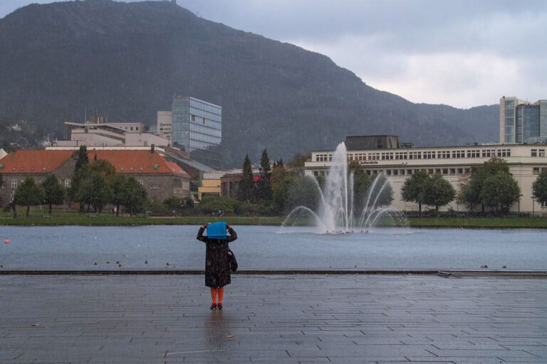 Philemon Mukarno Performance Art Open session Bergen(2017)1h at PAB Open Festival 2017, Bergen, Norway.