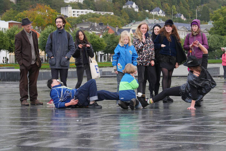 Philemon Mukarno Performance Art Open session Bergen(2017)1h at PAB Open Festival 2017, Bergen, Norway.