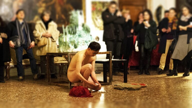 Philemon Mukarno Performance Art Liquid Air (2017)'30 The Labyrinth it's Liquid International Art Show Palazzo Ca’ Zanardi, Venezia, Italia.
