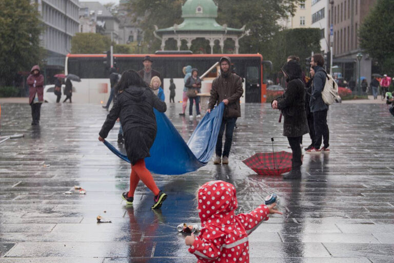 Philemon Mukarno Performance Art Open session Bergen(2017)1h at PAB Open Festival 2017, Bergen, Norway.