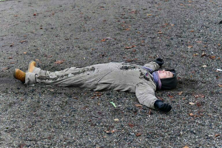 Philemon Mukarno Performance Art War flowers (2018)2h The Embodiment of Time Festival, Het Lange Voorhout, The Hague, Netherlands.
