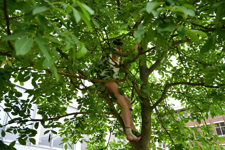 Philemon Mukarno Performance Art Garden-Performance(2017)1hIPA Performance Art Festival, Nu tshuis The Hague, Netherlands
