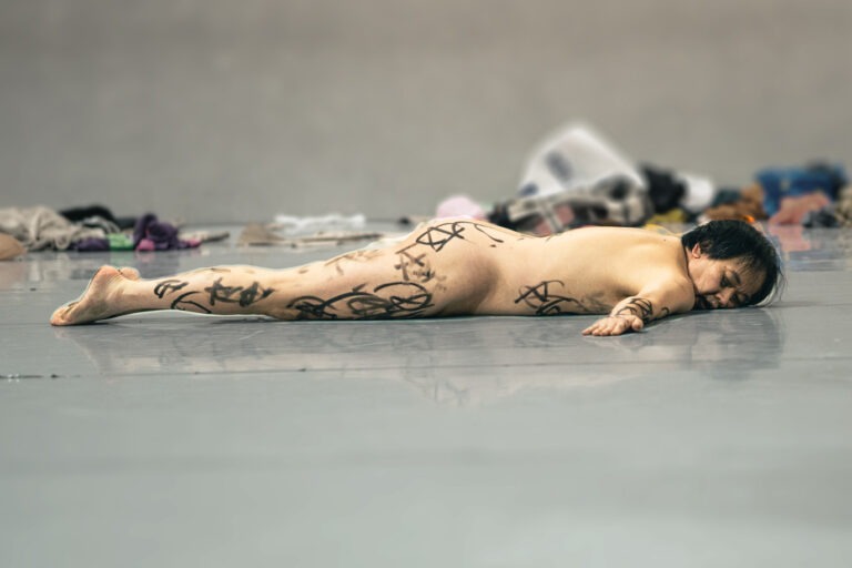 Philemon Mukarno perforrm naked at Tictac Art Centre, Brussels, Belgium