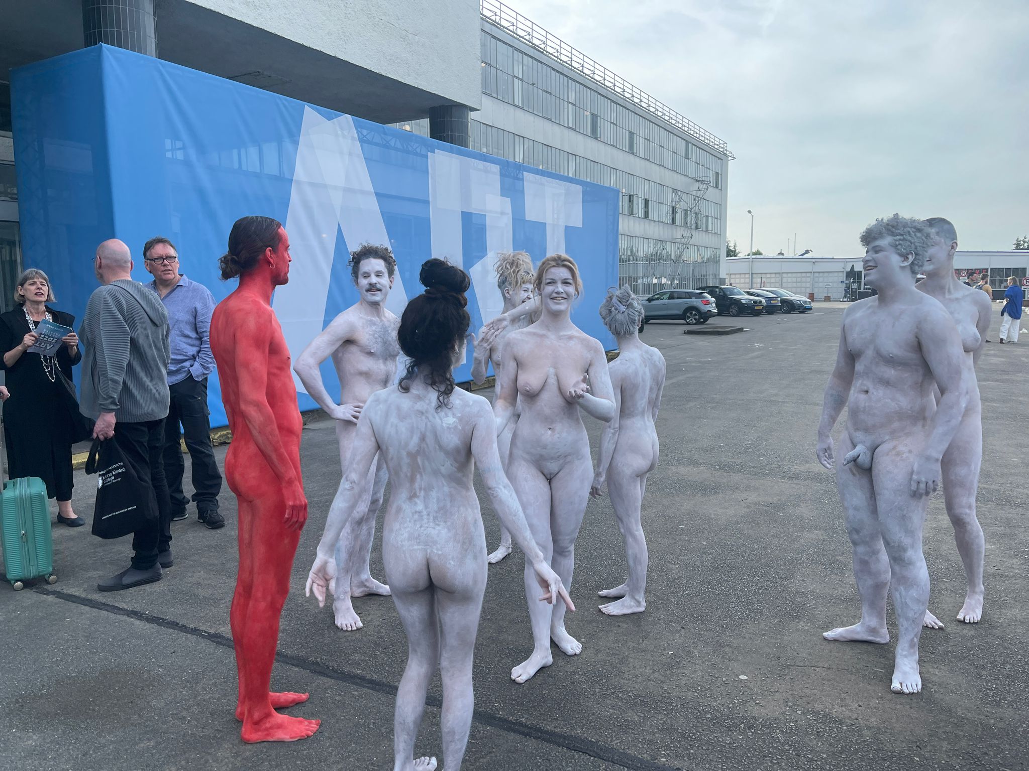 https://mukarno.com/wp-content/uploads/2020/08/MukarnoRood-e1689388576334.png | Philemon Mukarno Performance Artist