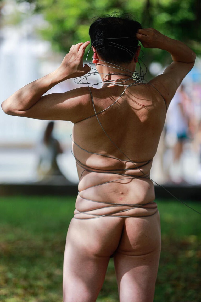 Philemon Mukarno perform naked involves him entangling his body with thick iron wires, which feel oppressive and heavy, and every movement causes pain due to the iron wires.