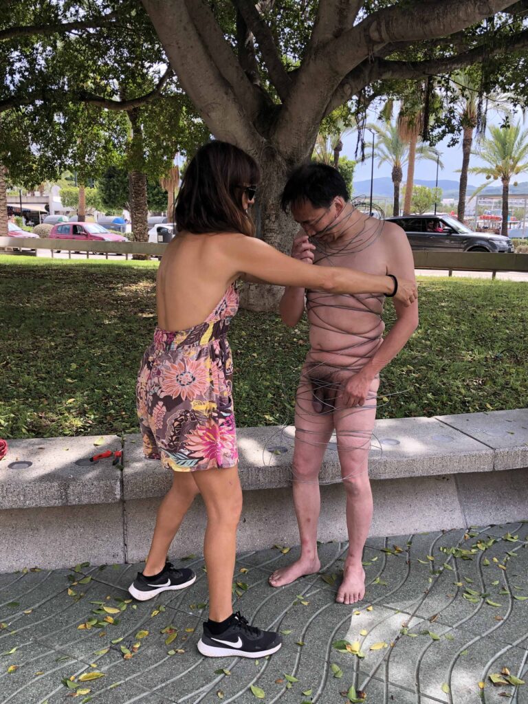Philemon Mukarno perform naked involves him entangling his body with thick iron wires, which feel oppressive and heavy, and every movement causes pain due to the iron wires.