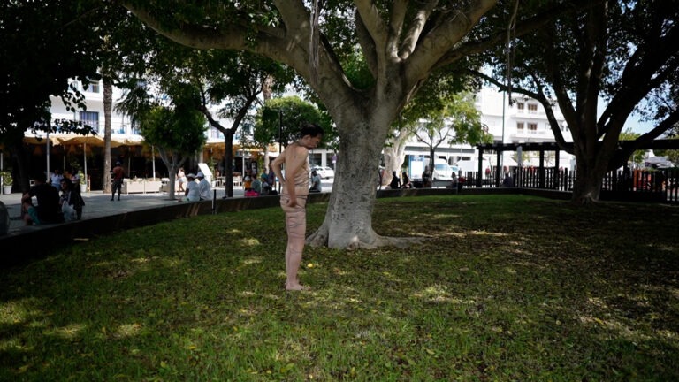 Philemon Mukarno perform naked involves him entangling his body with thick iron wires, which feel oppressive and heavy, and every movement causes pain due to the iron wires.