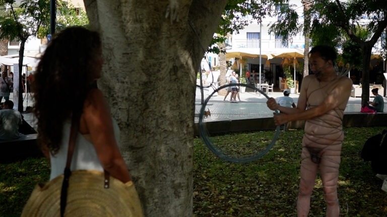 Philemon Mukarno perform naked involves him entangling his body with thick iron wires, which feel oppressive and heavy, and every movement causes pain due to the iron wires.