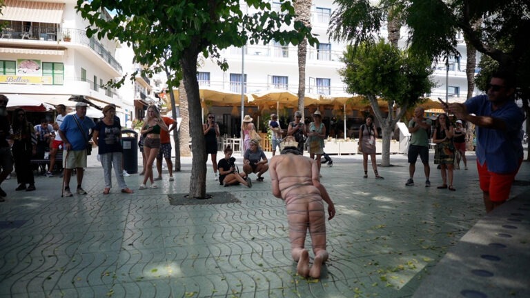 Philemon Mukarno perform naked involves him entangling his body with thick iron wires, which feel oppressive and heavy, and every movement causes pain due to the iron wires.