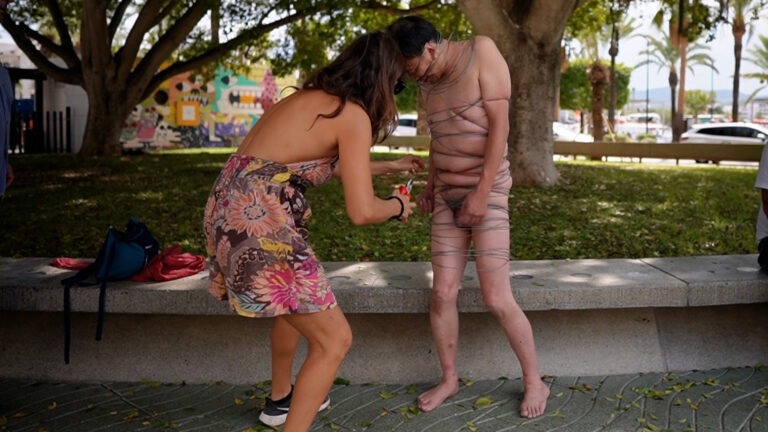 Philemon Mukarno perform naked involves him entangling his body with thick iron wires, which feel oppressive and heavy, and every movement causes pain due to the iron wires.