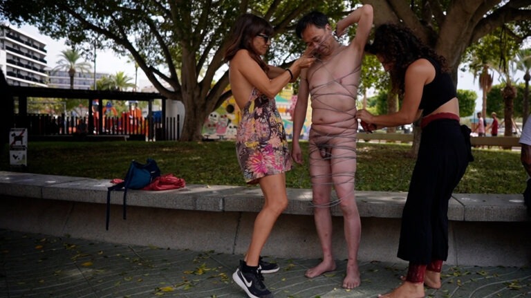 Philemon Mukarno perform naked involves him entangling his body with thick iron wires, which feel oppressive and heavy, and every movement causes pain due to the iron wires.