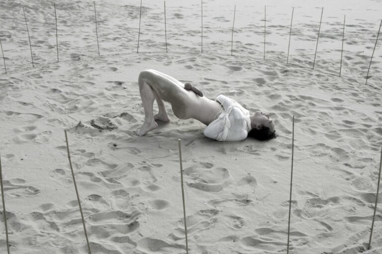 Philemon Mukarno performing naked at the Scheveningen beach in the Netherlands