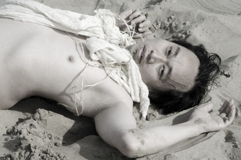 Philemon Mukarno performing naked at the Scheveningen beach in the Netherlands