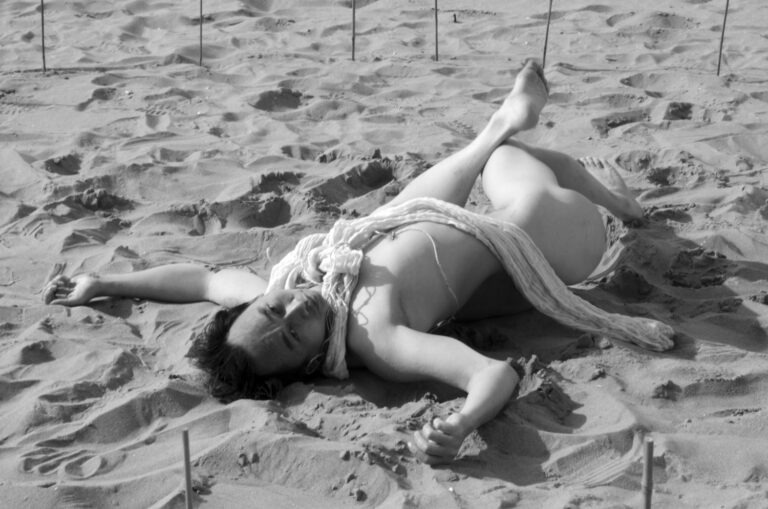 Philemon Mukarno performing naked at the Scheveningen beach in the Netherlands