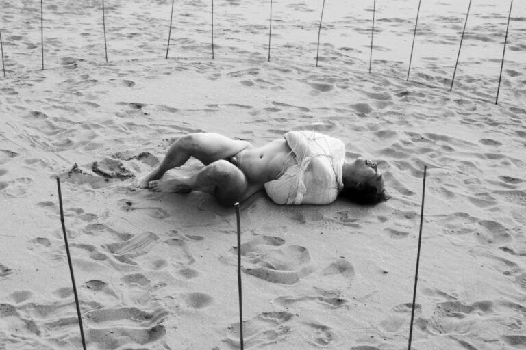 Philemon Mukarno performing naked at the Scheveningen beach in the Netherlands