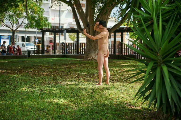 Philemon Mukarno perform naked involves him entangling his body with thick iron wires, which feel oppressive and heavy, and every movement causes pain due to the iron wires.