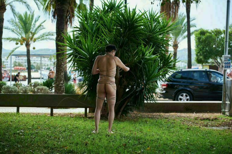 Philemon Mukarno perform naked involves him entangling his body with thick iron wires, which feel oppressive and heavy, and every movement causes pain due to the iron wires.