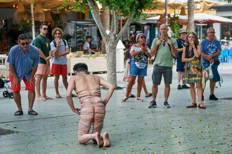 Philemon Mukarno perform naked involves him entangling his body with thick iron wires, which feel oppressive and heavy, and every movement causes pain due to the iron wires.
