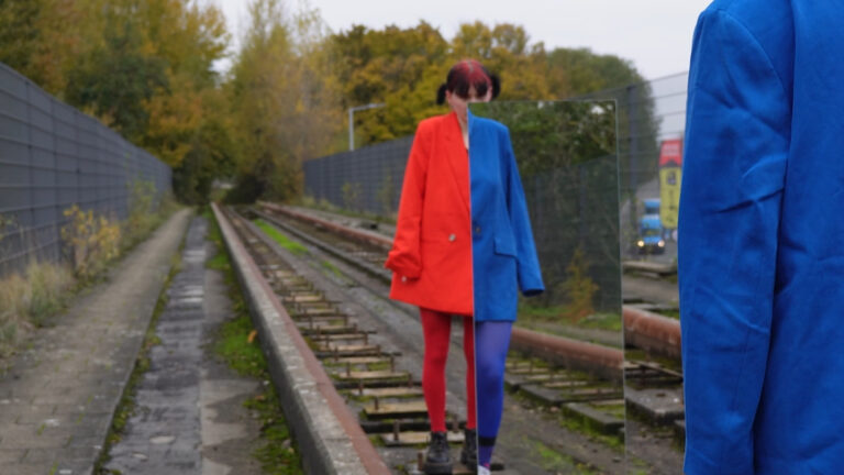 naked performance art by Loekie van der Horst