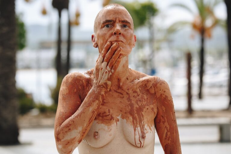 Philemon Mukarno perform naked involves him entangling his body with thick iron wires, which feel oppressive and heavy, and every movement causes pain due to the iron wires.
