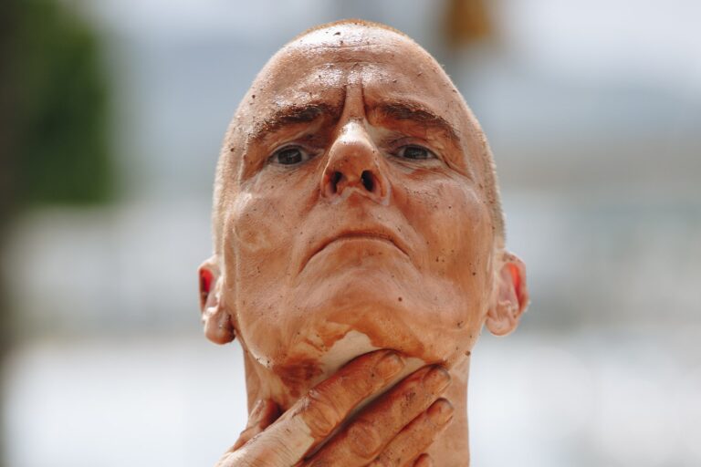 Philemon Mukarno perform naked involves him entangling his body with thick iron wires, which feel oppressive and heavy, and every movement causes pain due to the iron wires.