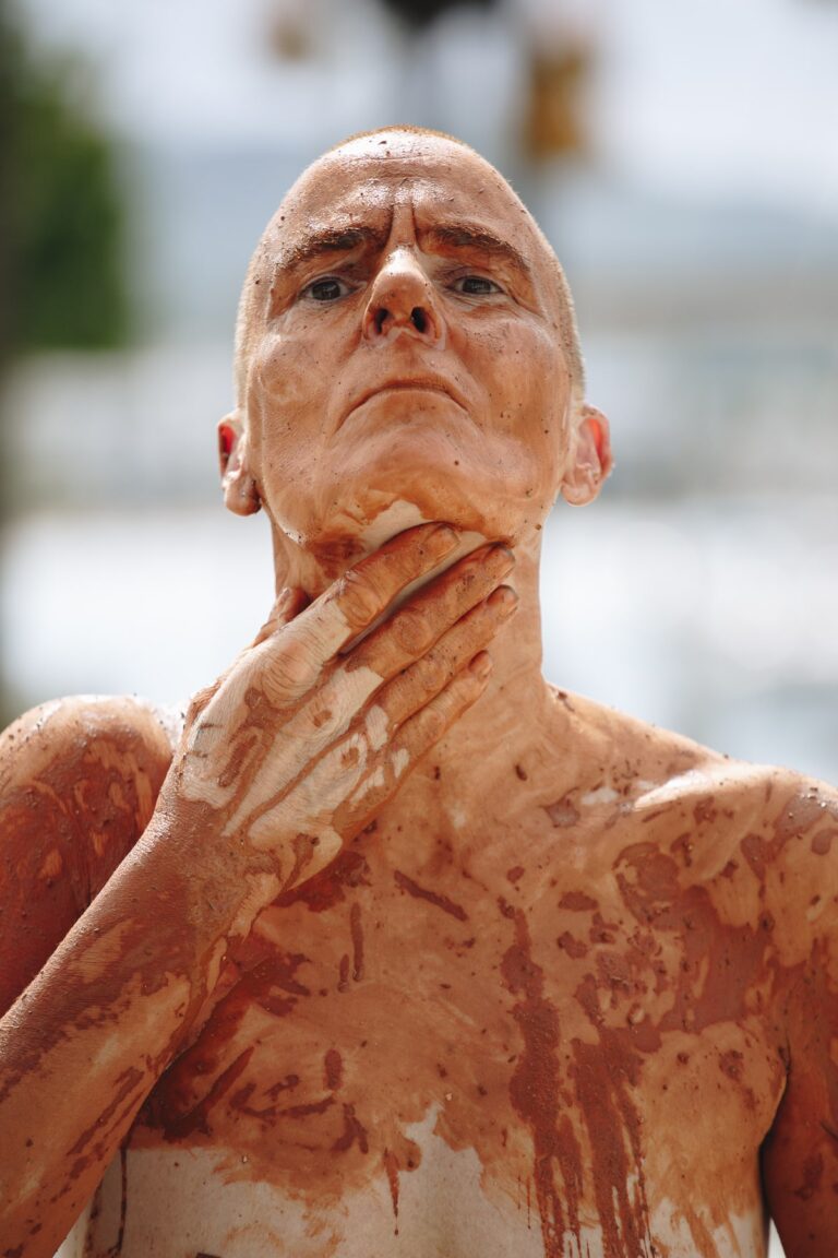 Philemon Mukarno perform naked involves him entangling his body with thick iron wires, which feel oppressive and heavy, and every movement causes pain due to the iron wires.