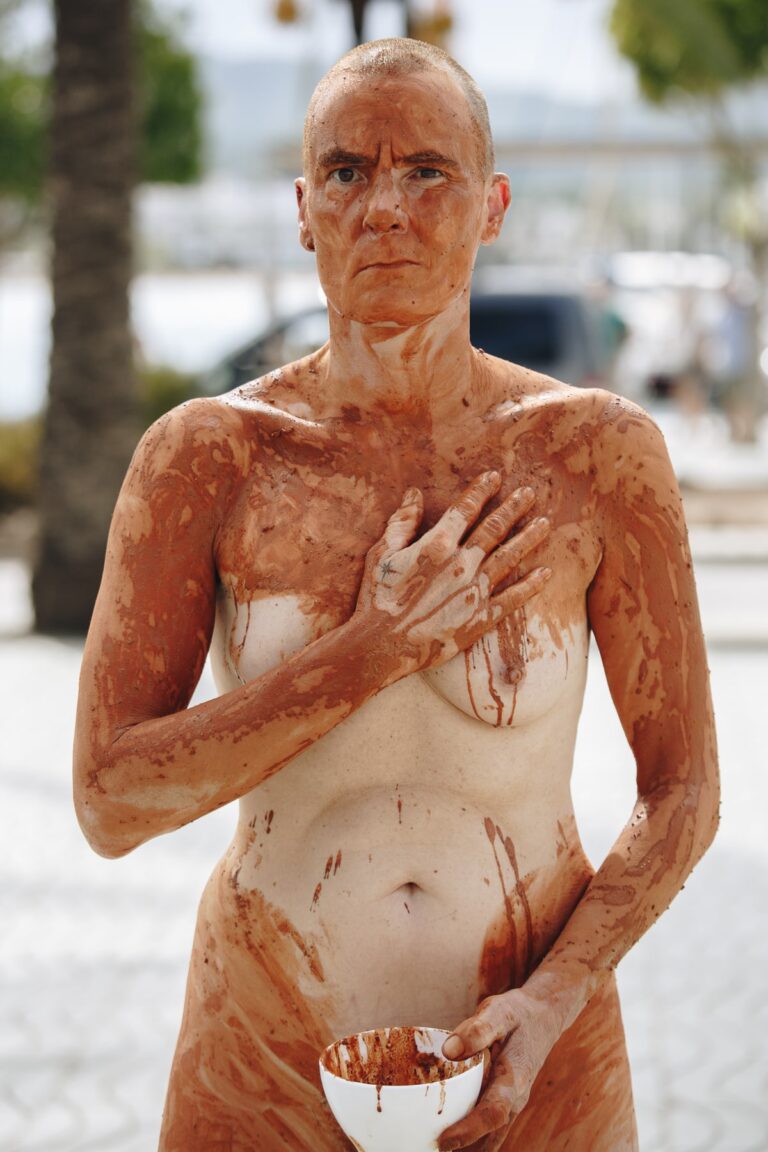 Philemon Mukarno perform naked involves him entangling his body with thick iron wires, which feel oppressive and heavy, and every movement causes pain due to the iron wires.