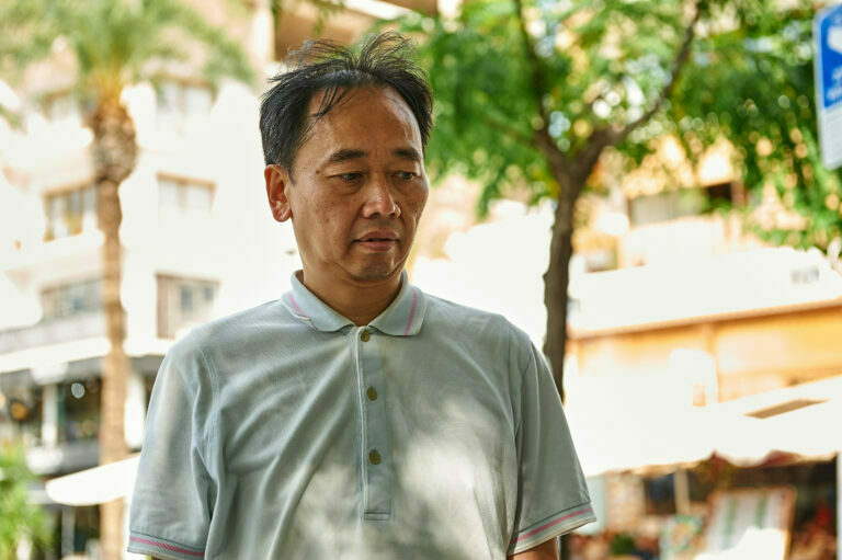 Philemon Mukarno perform naked involves him entangling his body with thick iron wires, which feel oppressive and heavy, and every movement causes pain due to the iron wires.
