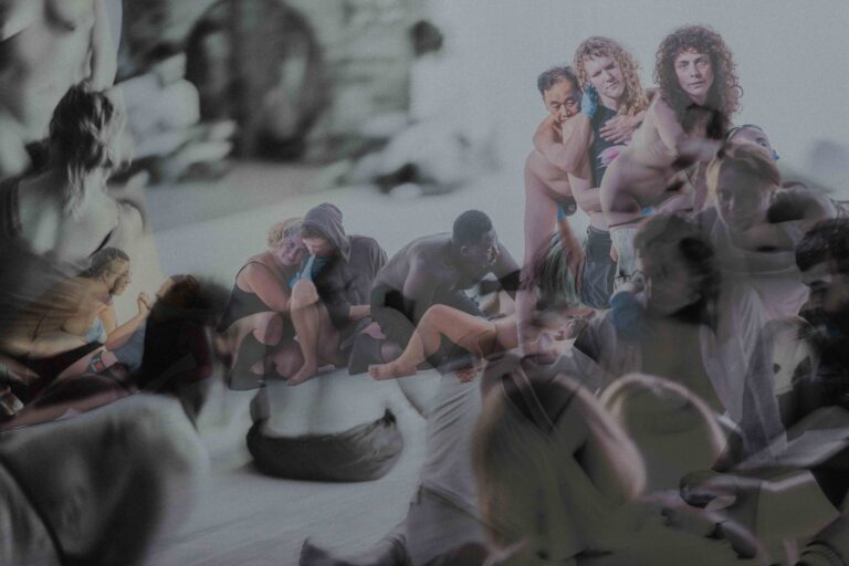 Een groep mensen die zich bezig houden met lichaamswerk of groepsinteractie, met een mix van naakte en geklede individuen die elkaar steun bieden en hun gevoelens delen in een sombere omgeving.