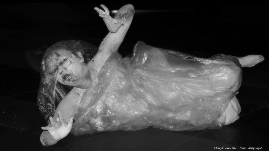 Performance Art Archive 82 https://mukarno.com/wp-content/uploads/2020/08/MukarnoRood-e1689388576334.png | Philemon Mukarno Performance Artist